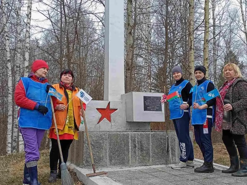 На благоустройстве памятника Герою Советского Союза Юрию Смирнову в деревне Шалашино.